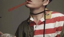 吃瓜网红男博主戴眼镜,吃瓜界的时尚新宠